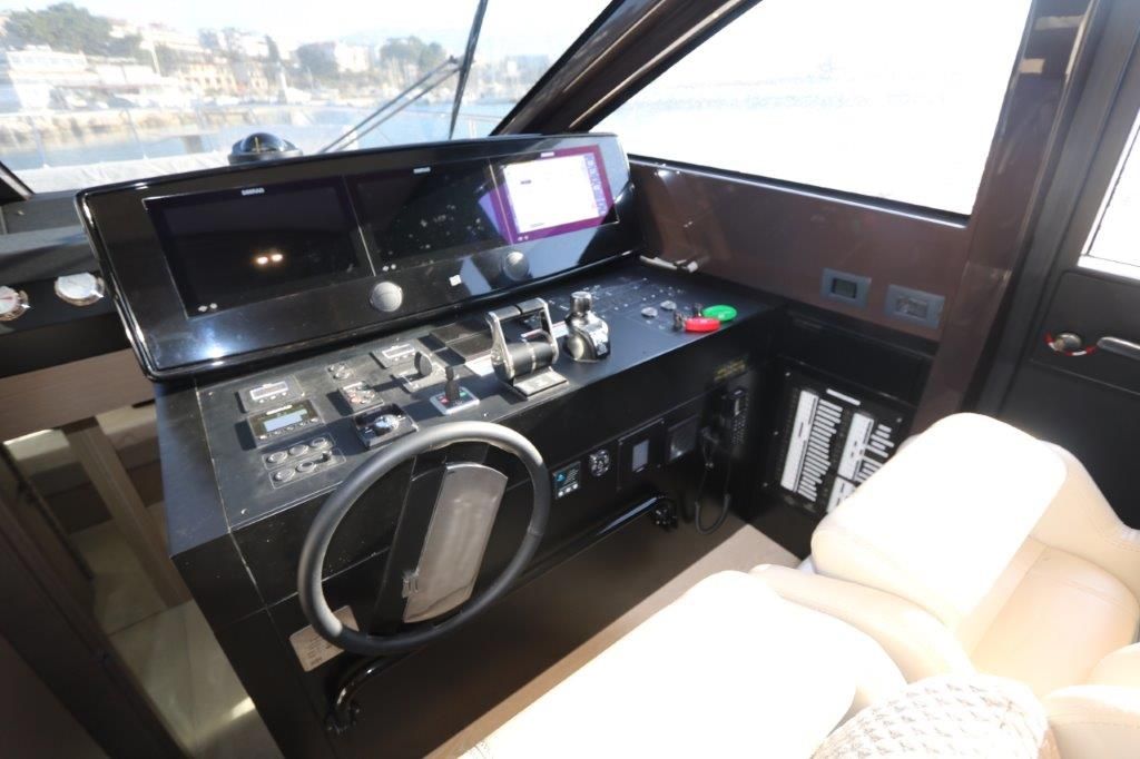 Ferretti 670