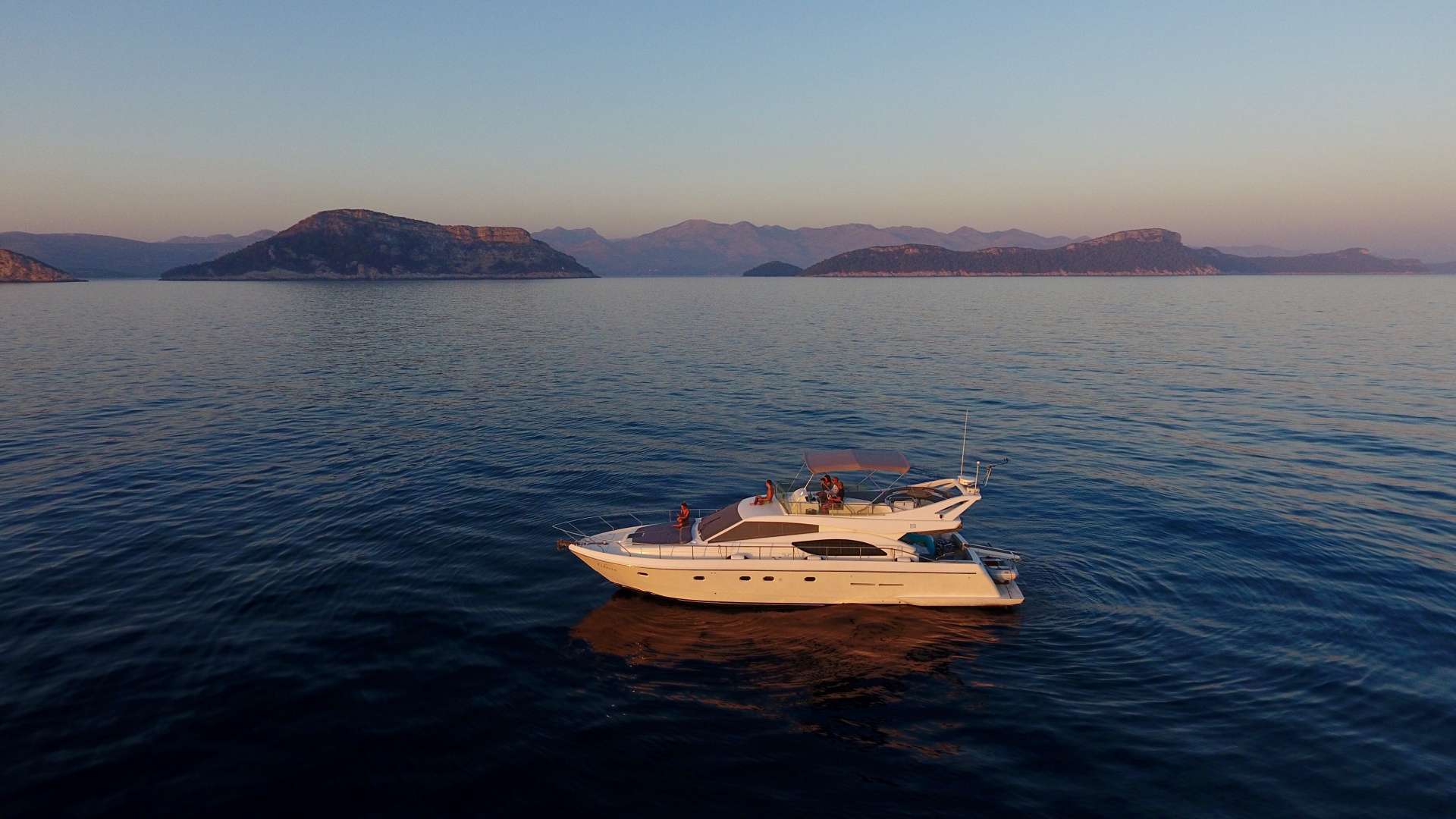 Crewed charter yacht Ferretti 530