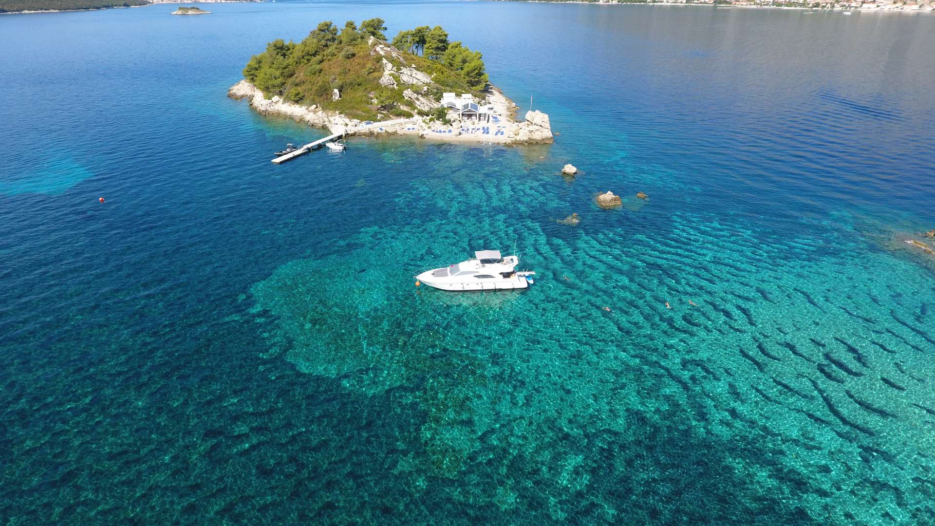 Crewed charter yacht Ferretti 530