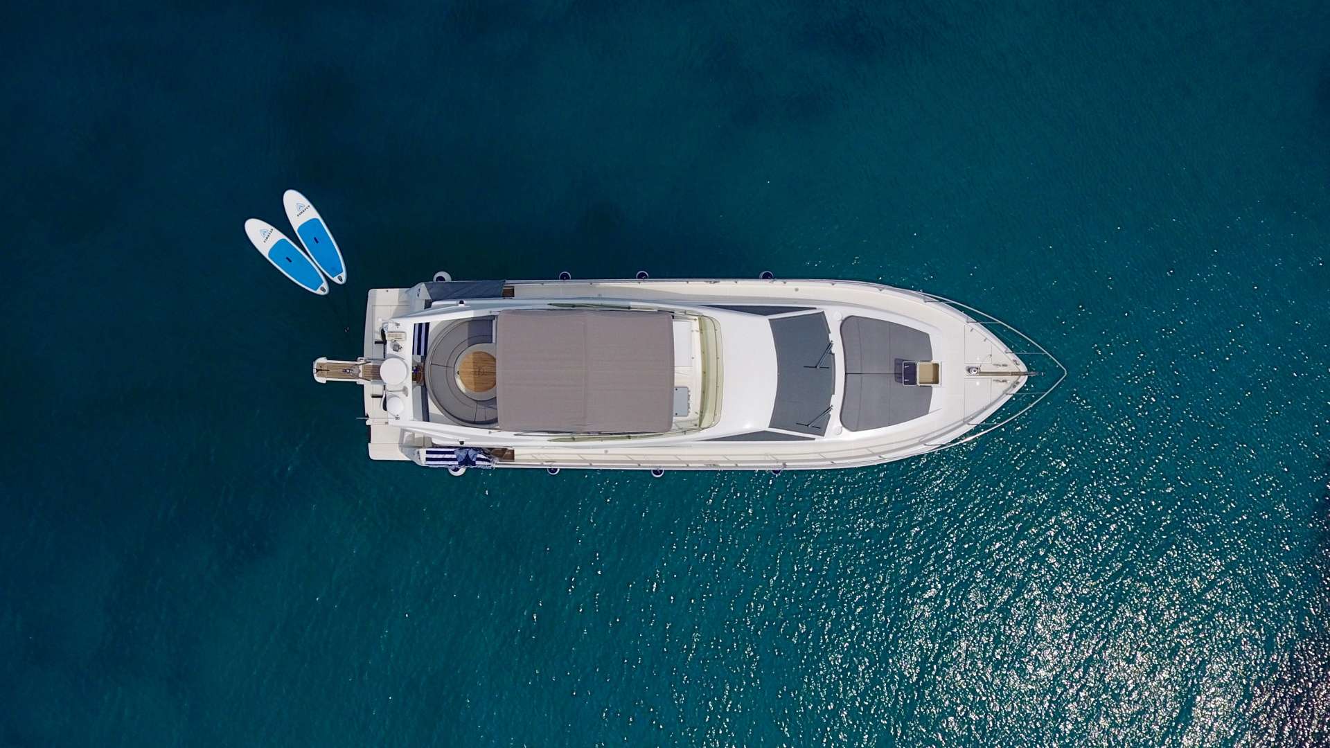 Crewed charter yacht Ferretti 530