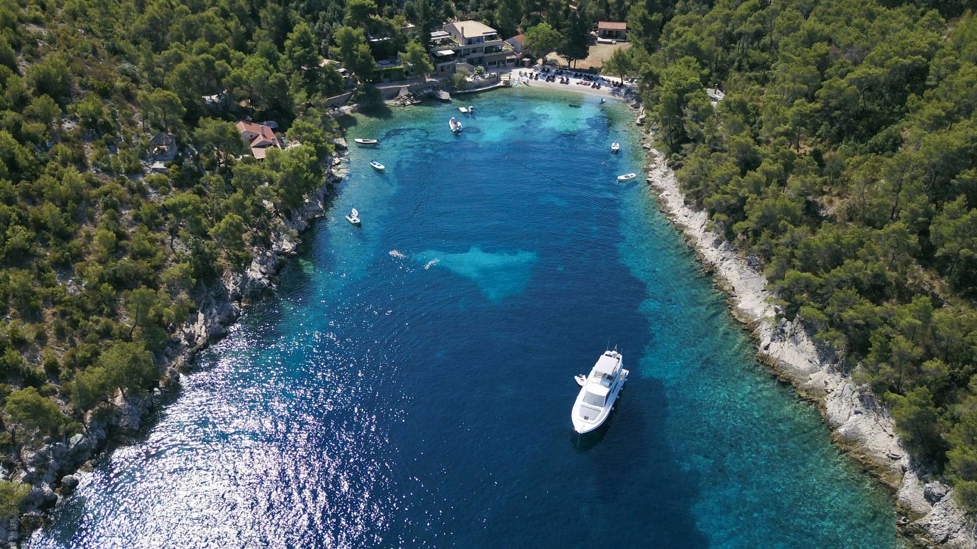 Crewed charter yacht Ferretti 530