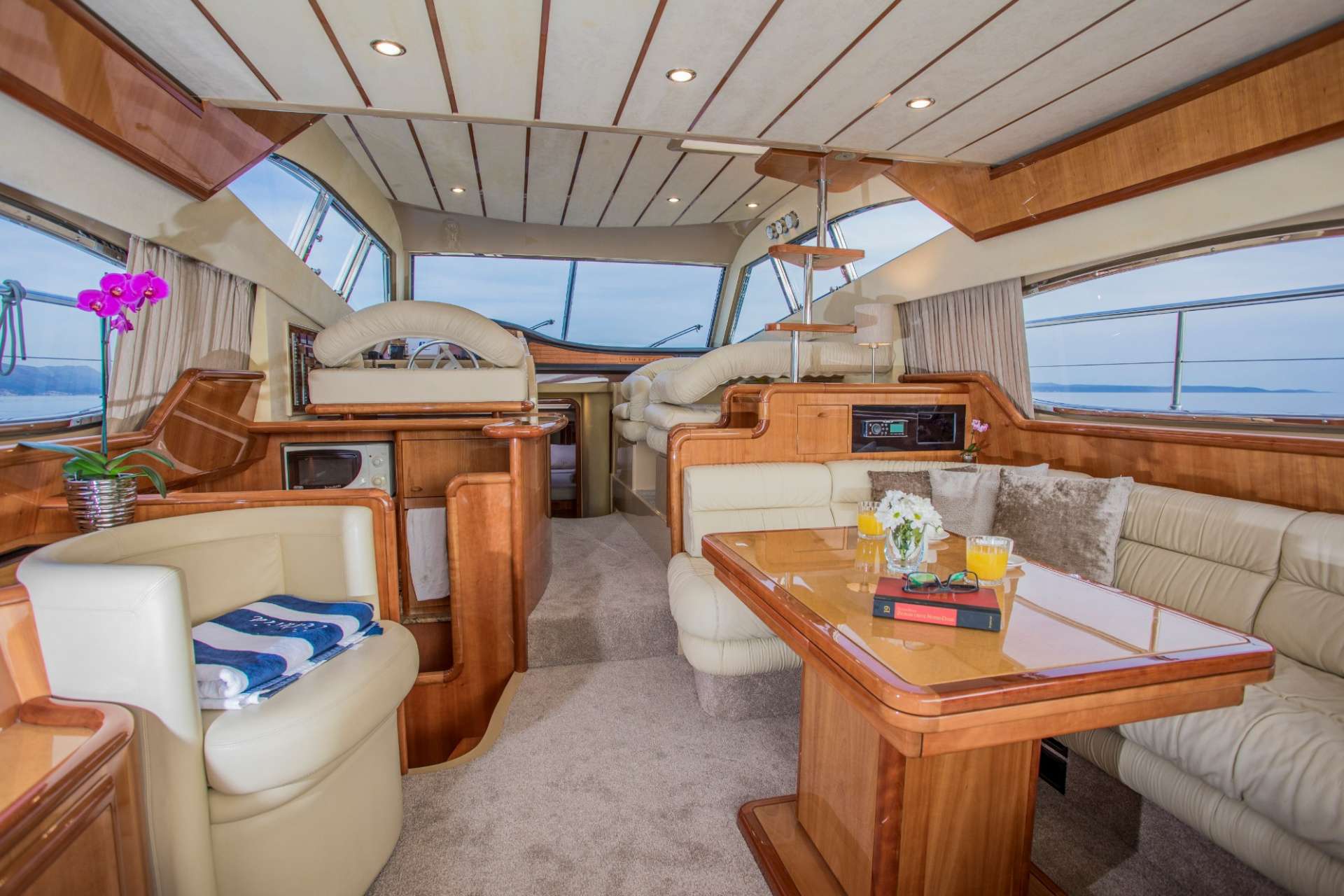 Crewed charter yacht Ferretti 530