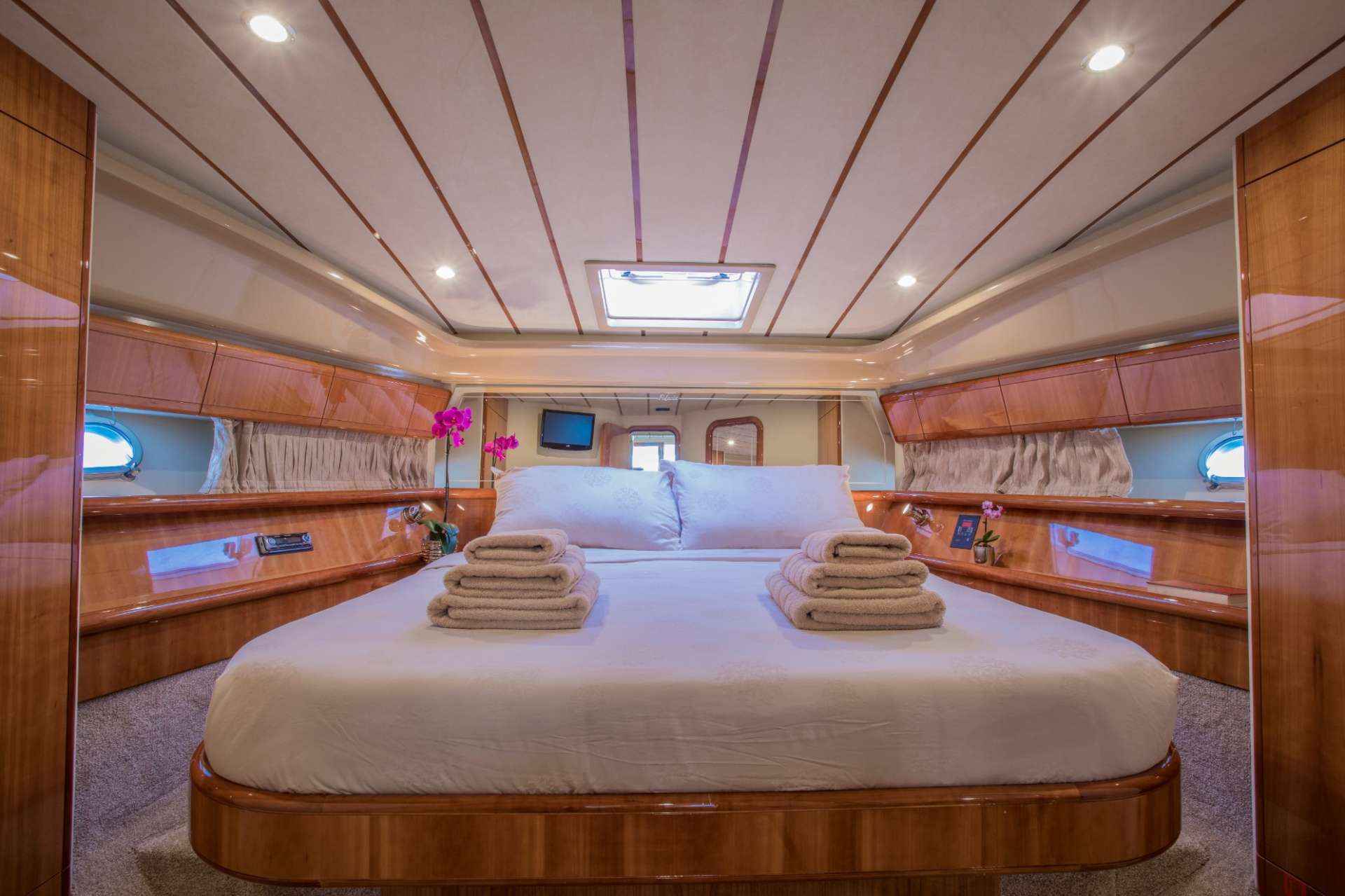 Crewed charter yacht Ferretti 530