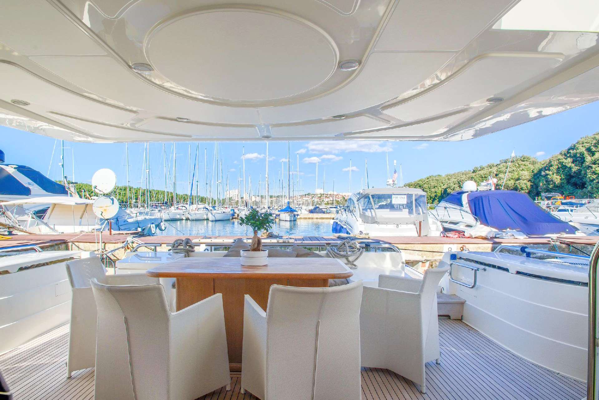New charter CA: Ferretti 681 DOMINIQUE