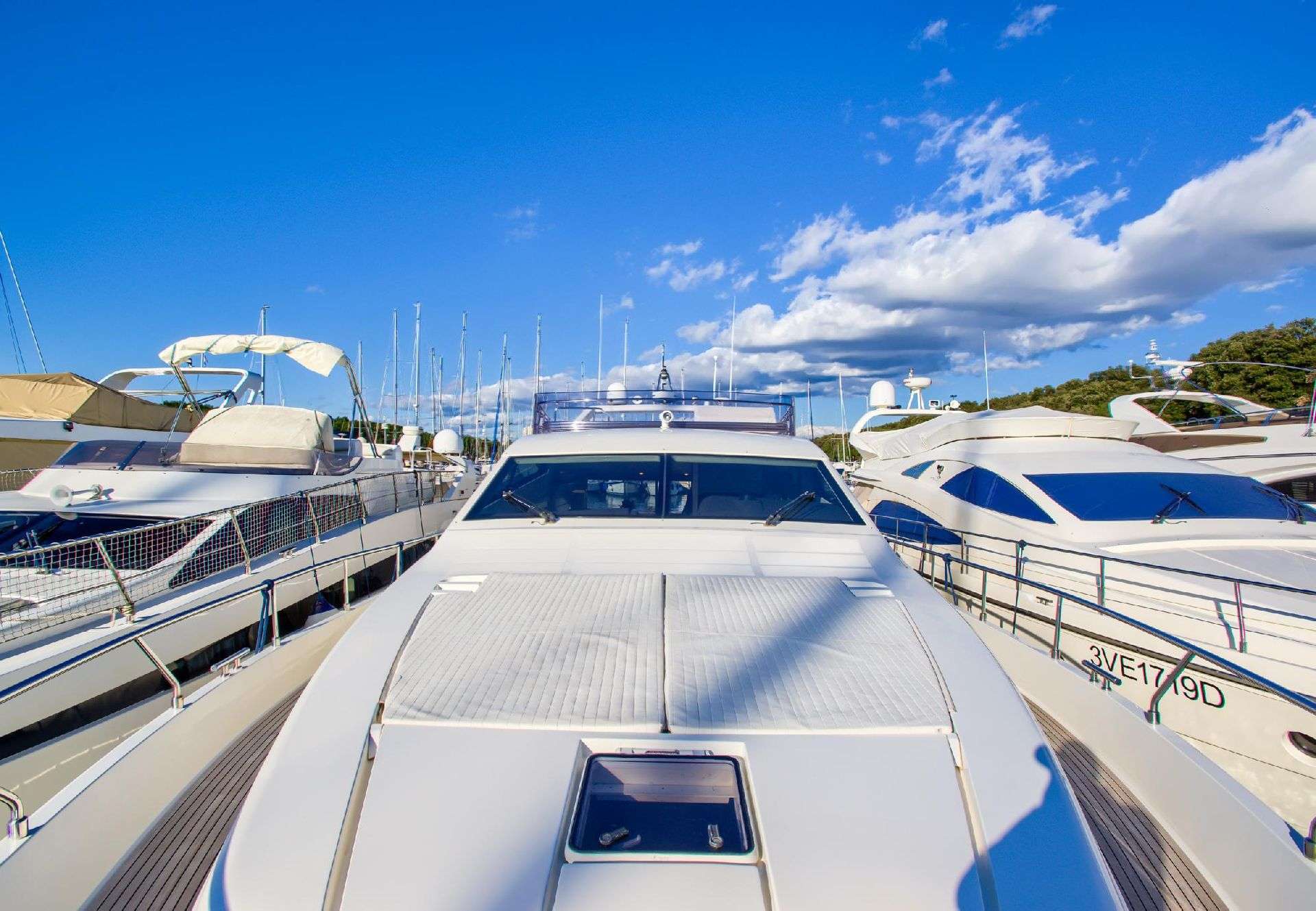 New charter CA: Ferretti 681 DOMINIQUE